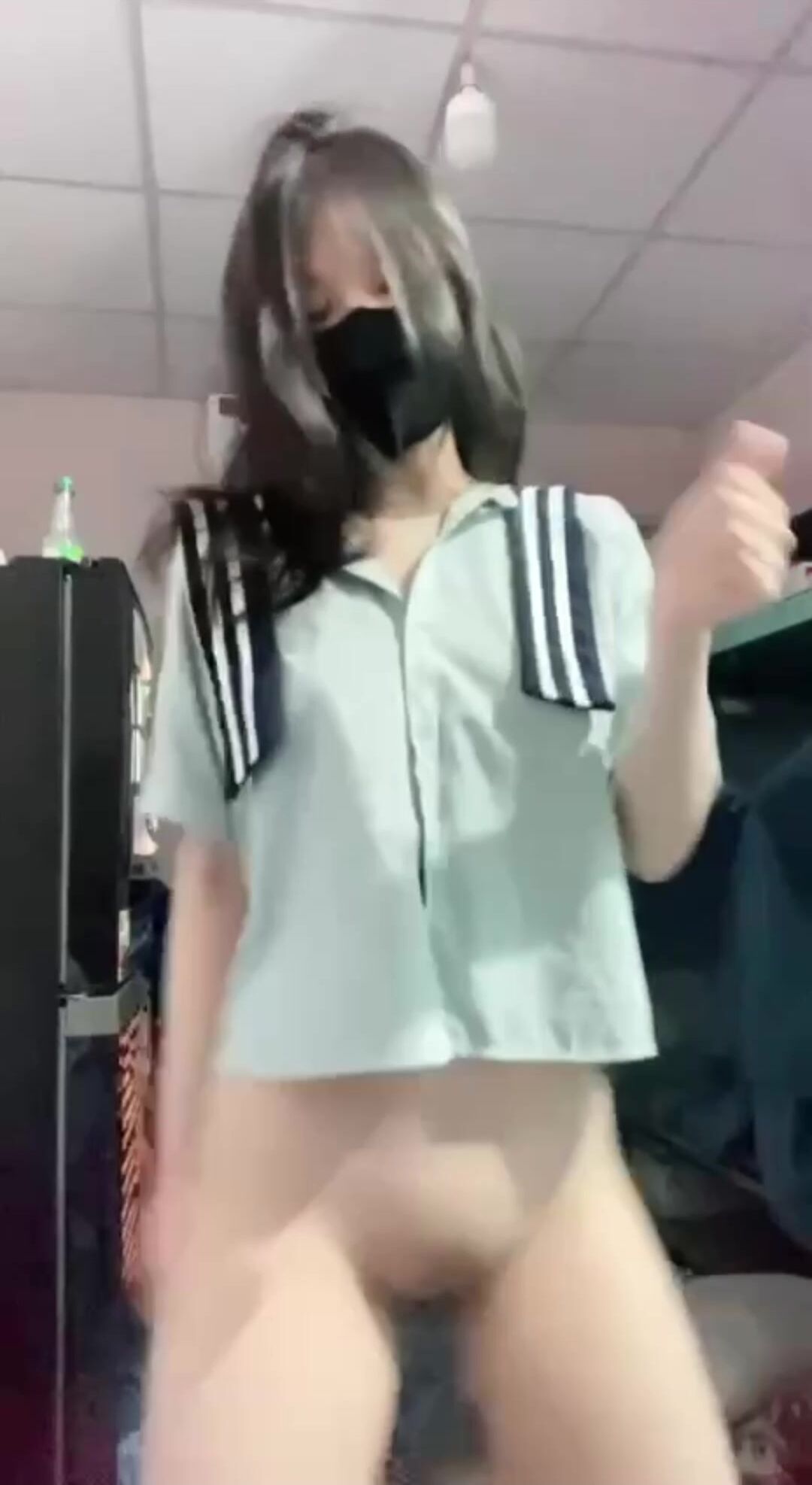 Khánh Linh 2k8 idol tiktok bán quạt cực căng - phần 3
